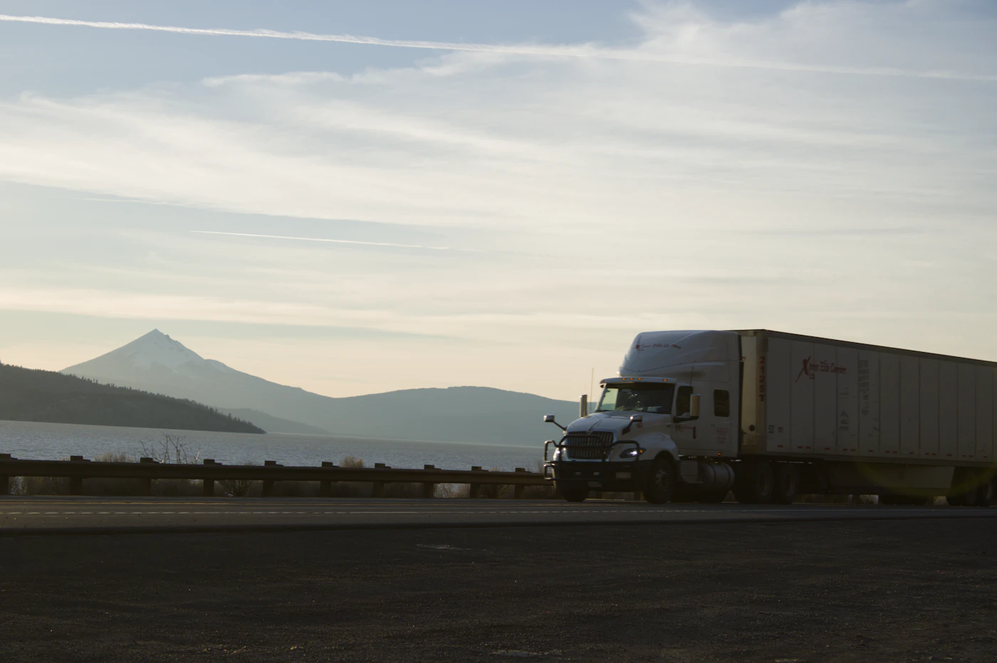 Tractocamión en autopista junto a montañas